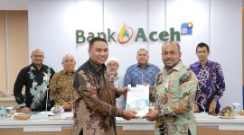 Direktur Utama Bank Aceh Fadhil Ilyas menerima Laporan Hasil Audit (LHA) opini Wajar Tanpa Pengecualian (WTP) atas laporan keuangan tahun buku 2025 dari perwakilan Kantor Akuntan Publik (KAP) Heliantono & Rekan di Gedung Action Center Bank Aceh, Banda Aceh, Jumat (13/1/2026). Foto: (Humas Bank Aceh)