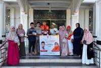 PKS Syiah Kuala Bagikan 200 Paket Takjil dan Peralatan Kebersihan untuk Masjid Darul Falah Gampong Pineung