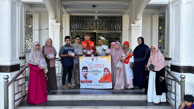 PKS Syiah Kuala Bagikan 200 Paket Takjil dan Peralatan Kebersihan untuk Masjid Darul Falah Gampong Pineung