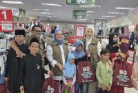 Wujudkan Mimpi Lebaran: KNPS Indonesia dan Hj. Rany Mauliani Ajak Puluhan Anak Yatim Belanja di Mall