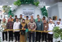 Wali Kota Banda Aceh Illiza Saaduddin Djamal bersama Direktur Utama PT Bank Aceh Syariah Fadhil Ilyas dan jajaran melakukan pengguntingan pita pada peresmian operasional ATM Drive Thru Bank Aceh di kawasan Taman Kota Banda Aceh, Senin (2/3/2026).Foto: (Humas Bank Aceh).