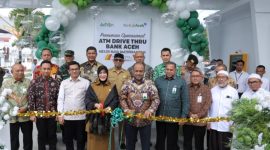Wali Kota Banda Aceh Illiza Saaduddin Djamal bersama Direktur Utama PT Bank Aceh Syariah Fadhil Ilyas dan jajaran melakukan pengguntingan pita pada peresmian operasional ATM Drive Thru Bank Aceh di kawasan Taman Kota Banda Aceh, Senin (2/3/2026).Foto: (Humas Bank Aceh).