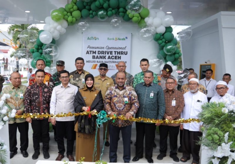 Wali Kota Banda Aceh Illiza Saaduddin Djamal bersama Direktur Utama PT Bank Aceh Syariah Fadhil Ilyas dan jajaran melakukan pengguntingan pita pada peresmian operasional ATM Drive Thru Bank Aceh di kawasan Taman Kota Banda Aceh, Senin (2/3/2026).Foto: (Humas Bank Aceh).