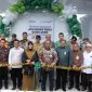 Wali Kota Banda Aceh Illiza Saaduddin Djamal bersama Direktur Utama PT Bank Aceh Syariah Fadhil Ilyas dan jajaran melakukan pengguntingan pita pada peresmian operasional ATM Drive Thru Bank Aceh di kawasan Taman Kota Banda Aceh, Senin (2/3/2026).Foto: (Humas Bank Aceh).