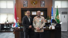 Direktur Utama Bank Aceh Fadhil Ilyas berfoto bersama Rektor Universitas Syiah Kuala Mirza Tabrani usai pertemuan silaturahmi dan diskusi penjajakan kerja sama strategis di Banda Aceh, Senin (06/04/2026). Foto: (Humas Aceh).