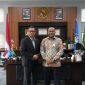 Direktur Utama Bank Aceh Fadhil Ilyas berfoto bersama Rektor Universitas Syiah Kuala Mirza Tabrani usai pertemuan silaturahmi dan diskusi penjajakan kerja sama strategis di Banda Aceh, Senin (06/04/2026). Foto: (Humas Aceh).