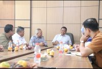 Plt Kepala Dinas Kelautan dan Perikanan (DKP) Aceh Besar, ir. Makmun, MT menerima kunjungan tim BRIN di Kota Jantho, Jumat (10/4/2026). FOTO: (MC ACEH BESAR).