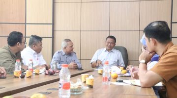 Plt Kepala Dinas Kelautan dan Perikanan (DKP) Aceh Besar, ir. Makmun, MT menerima kunjungan tim BRIN di Kota Jantho, Jumat (10/4/2026). FOTO: (MC ACEH BESAR).