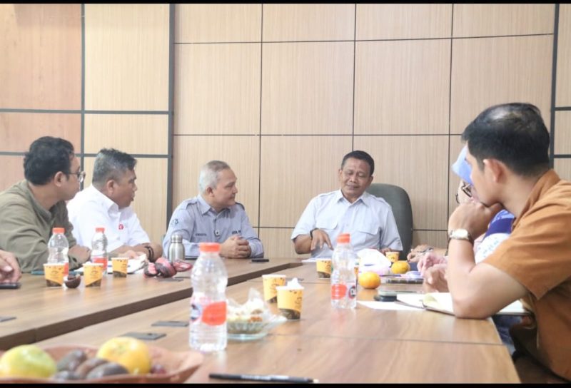 Plt Kepala Dinas Kelautan dan Perikanan (DKP) Aceh Besar, ir. Makmun, MT menerima kunjungan tim BRIN di Kota Jantho, Jumat (10/4/2026). FOTO: (MC ACEH BESAR).